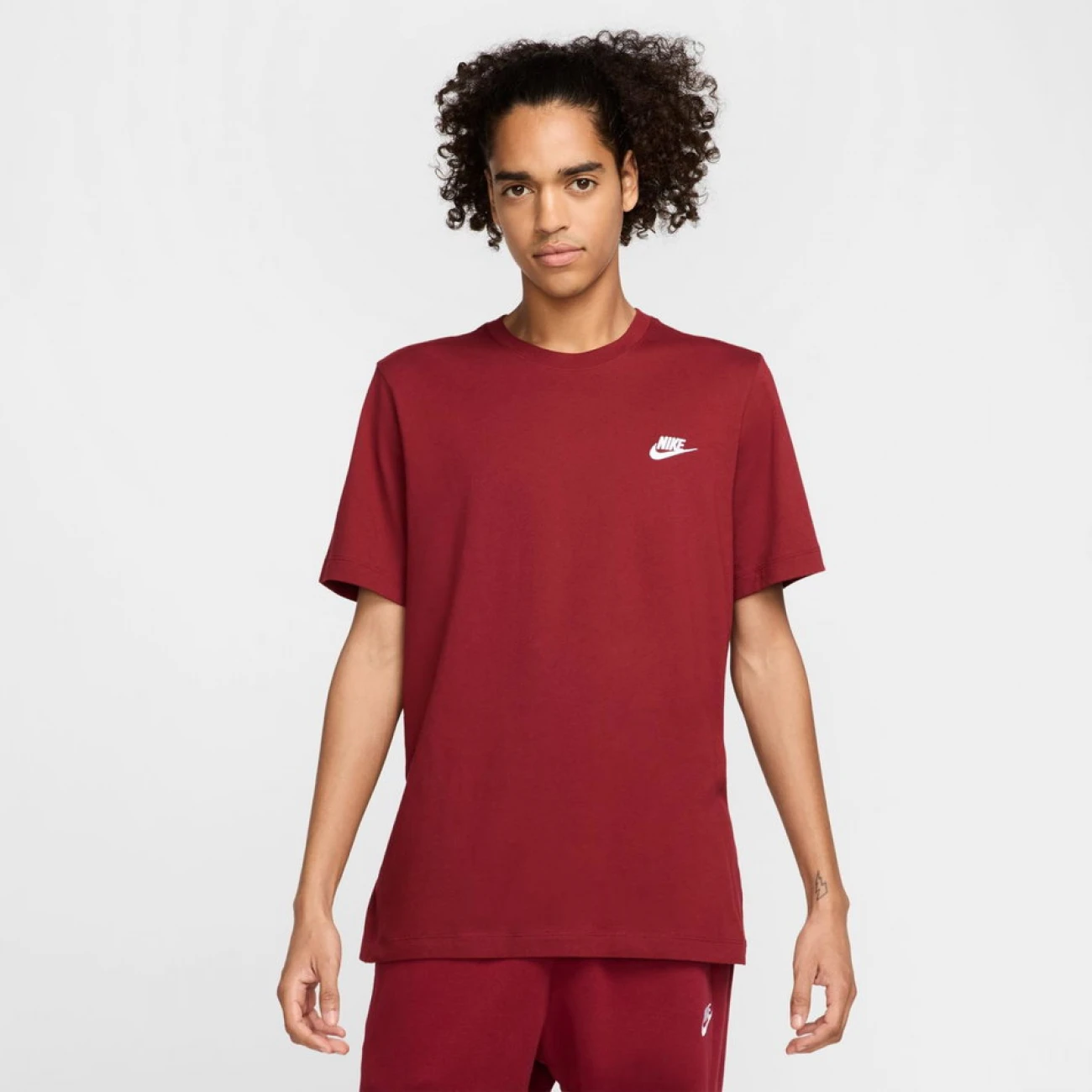 AR4997-677 Nike póló