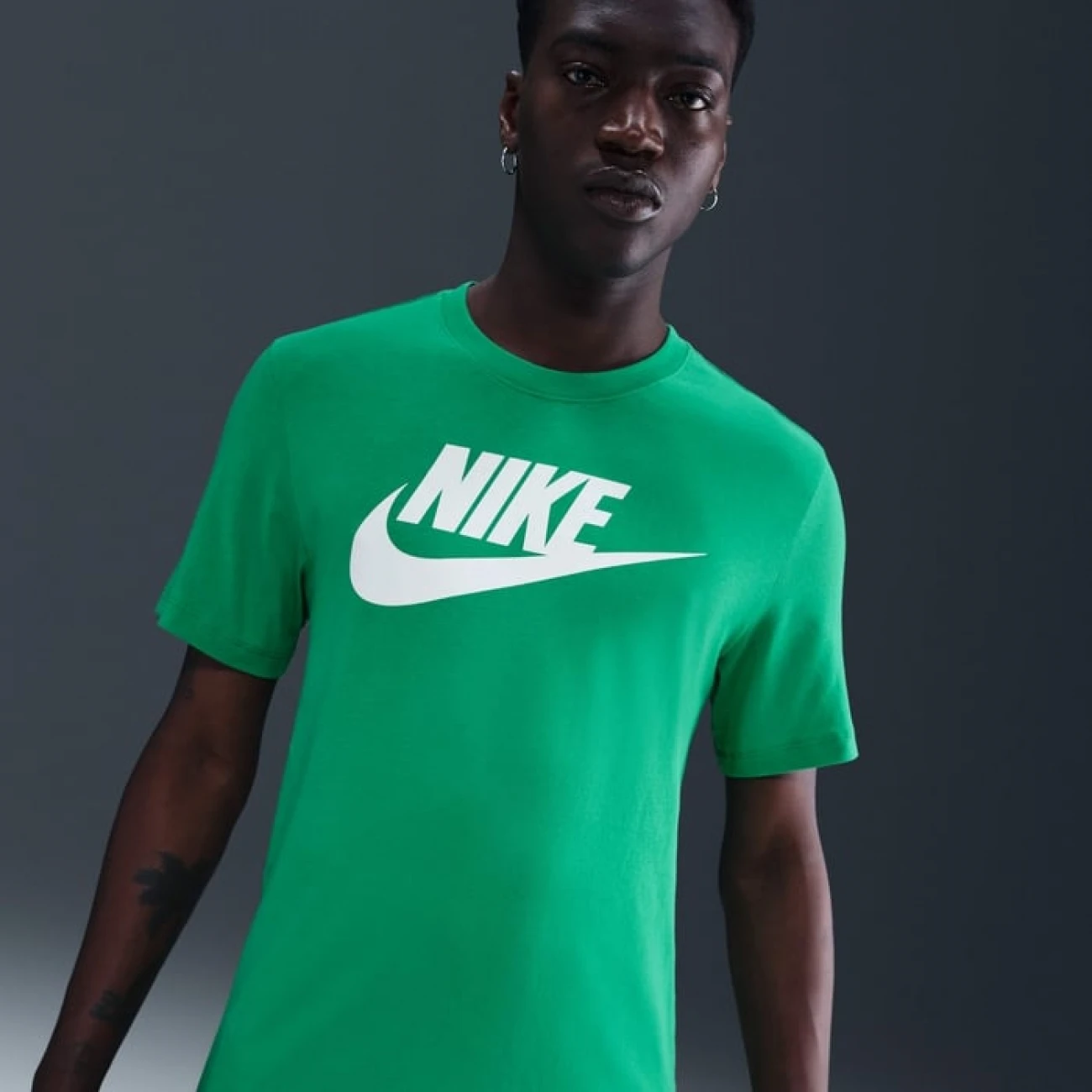 AR5004-324 Nike póló