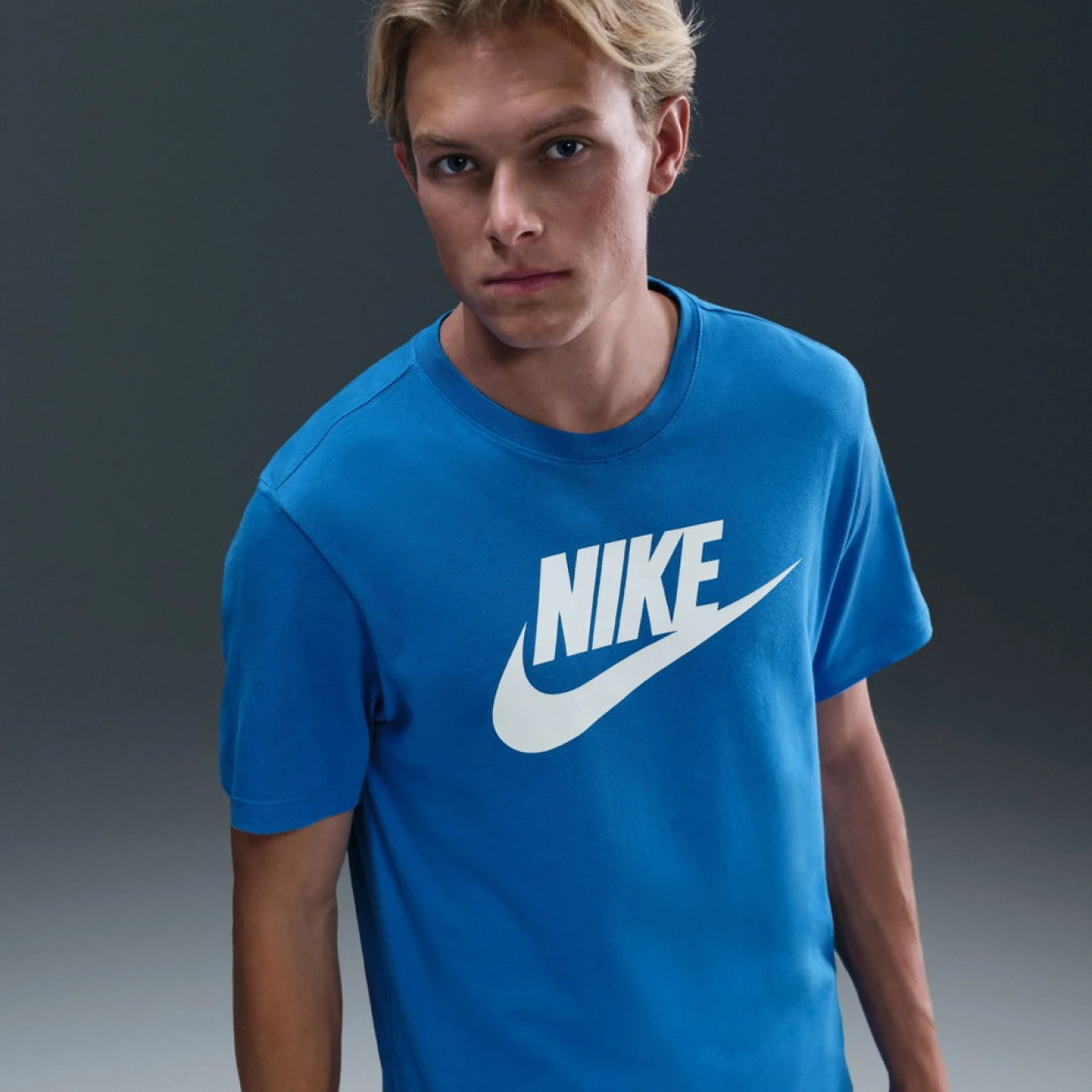AR5004-438 Nike póló