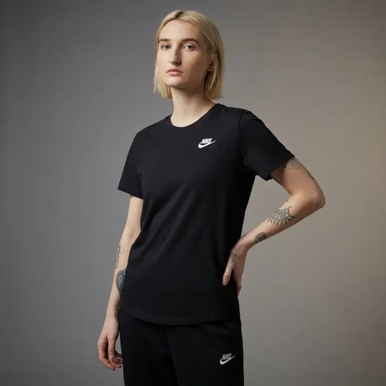 DX7902-010 Nike póló