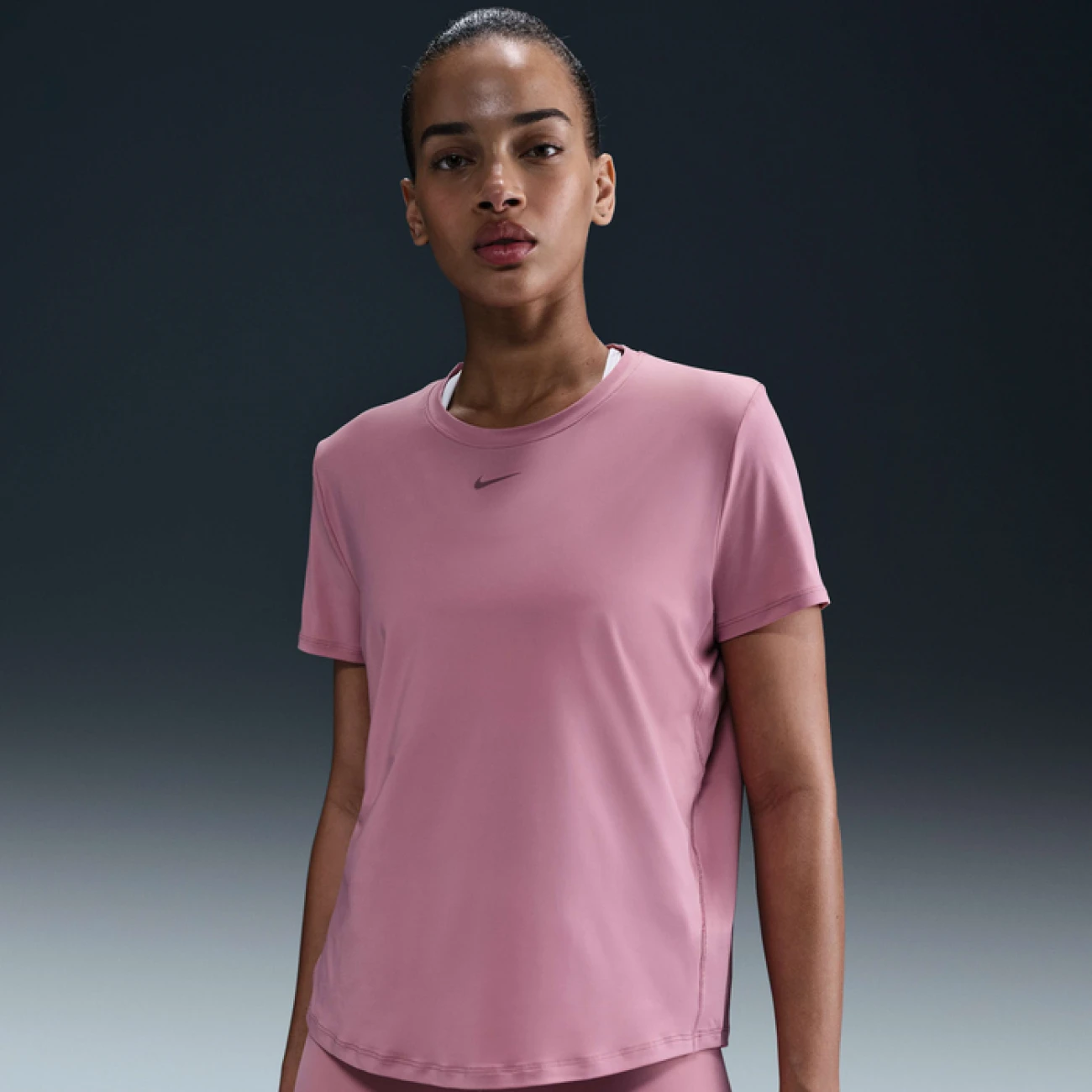 FN2798-699 Nike póló