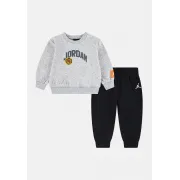 65F571-023 Nike Jordan melegítő