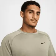 DV9815-320 Nike póló
