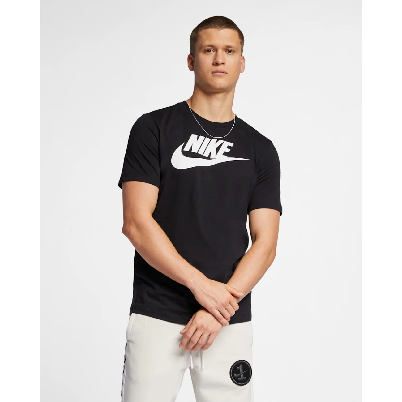 ar5004-010 Nike póló