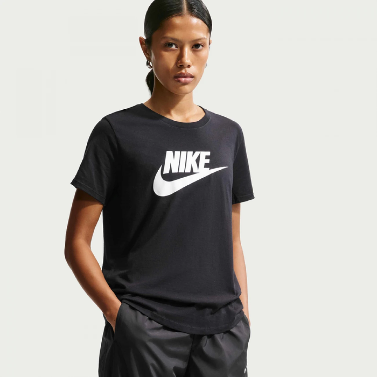 dx7906-010 Nike póló